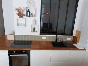 Kühlschrank, Mikrowelle, Ofen, Herdplatte