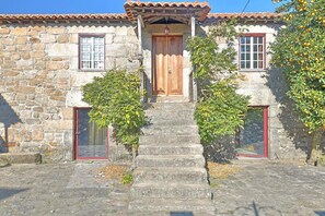 Exterior - Farmhouse 'Vilar Do Dão' with Lake View, Pool and Air Conditioning (Penalva do Castelo)
