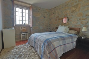 5 bedrooms, iron/ironing board, free WiFi, bed sheets