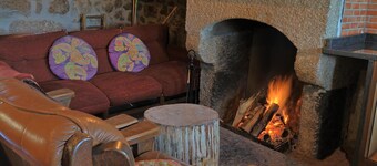 Farmhouse 'Vilar Do Dão' with Lake View, Pool and Air Conditioning