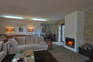 Televisión, chimenea