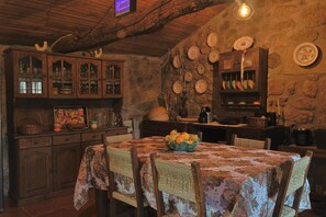 Dining - Farmhouse 'Vilar Do Dão' with Lake View, Pool and Air Conditioning (Penalva do Castelo)