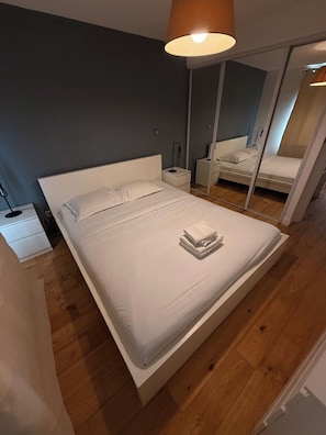 2 Schlafzimmer, Schreibtisch, Bügeleisen/Bügelbrett, Reisekinderbett