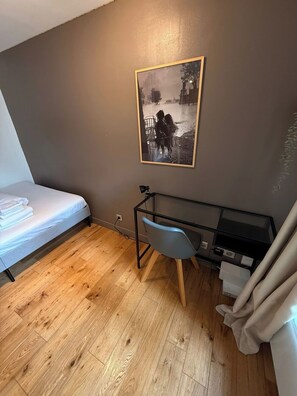 2 Schlafzimmer, Schreibtisch, Bügeleisen/Bügelbrett, Reisekinderbett