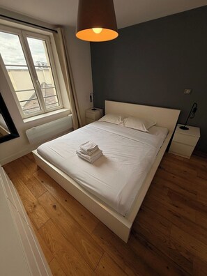 2 habitaciones, escritorio y tabla de planchar con plancha 