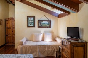 1 habitación, tabla de planchar con plancha, wifi gratis y ropa de cama