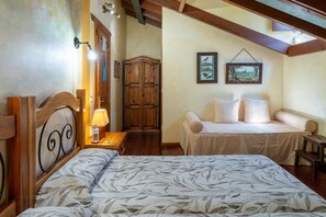 1 bedroom, iron/ironing board, free WiFi, bed sheets - Room 'Acebu' with Mountain View, Shared Garden and Wi-Fi (Con)