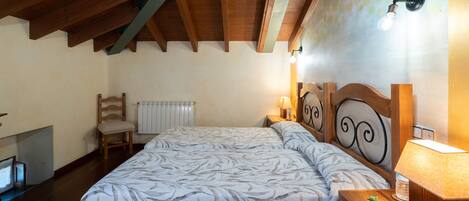 1 habitación, tabla de planchar con plancha, wifi gratis y ropa de cama