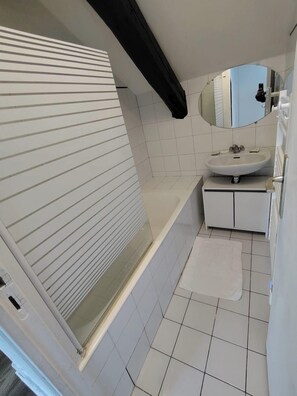 Secador de pelo y toallas