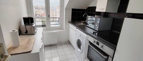 Fridge, oven, stovetop, coffee/tea maker