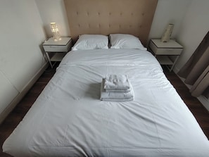 1 Schlafzimmer, Schreibtisch, Bügeleisen/Bügelbrett, Reisekinderbett