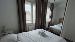 1 Schlafzimmer, Schreibtisch, Bügeleisen/Bügelbrett, Reisekinderbett