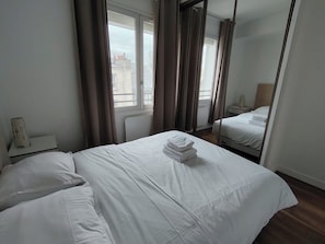 1 chambre, bureau, fer et planche à repasser, lit parapluie