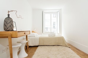 1 chambre, bureau, fer et planche Ă repasser, lit parapluie