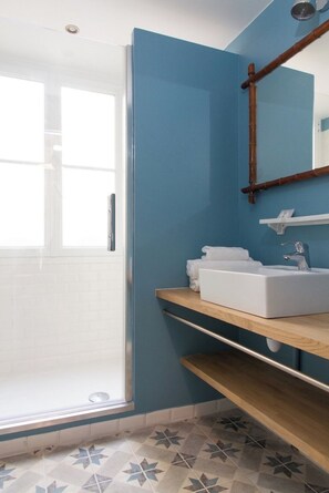 Sèche-cheveux, serviettes fournies