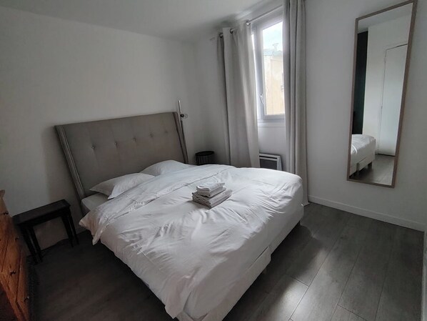 1 chambre, bureau, fer et planche à repasser, lit parapluie