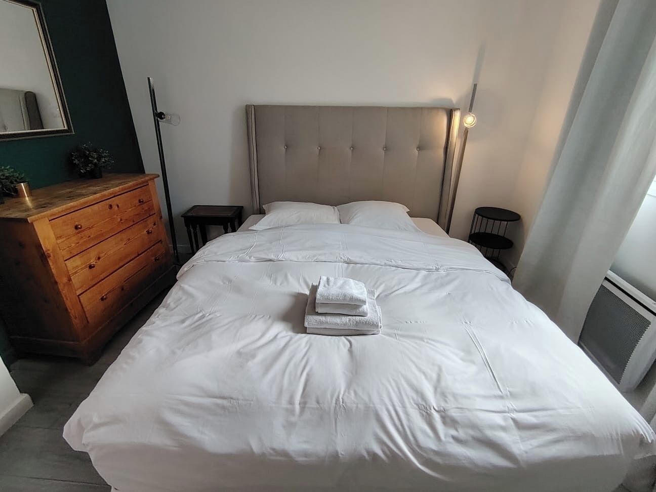 1 chambre, bureau, fer et planche à repasser, lit parapluie