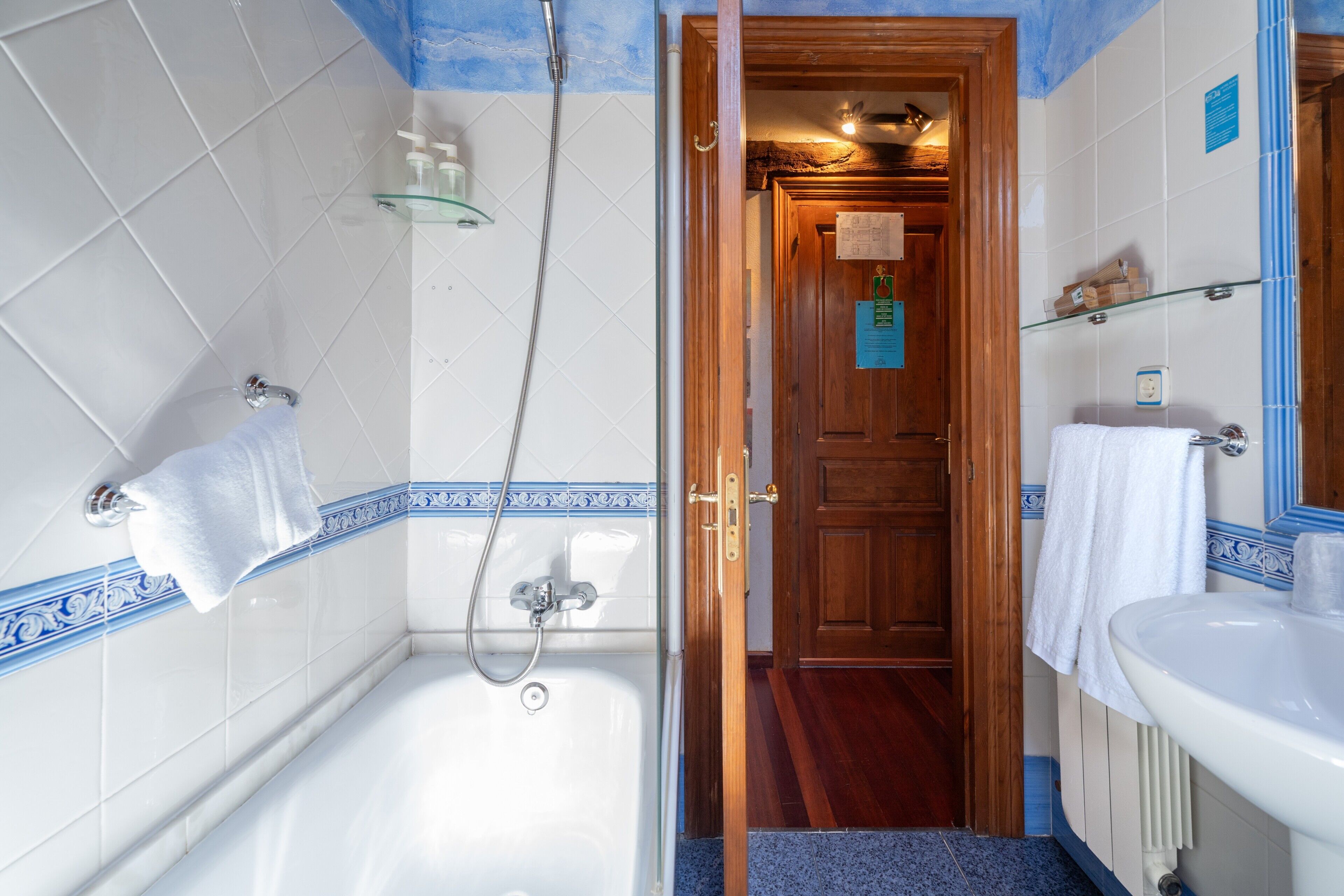 Une salle de bain avec une baignoire, une douche et un lavabo.