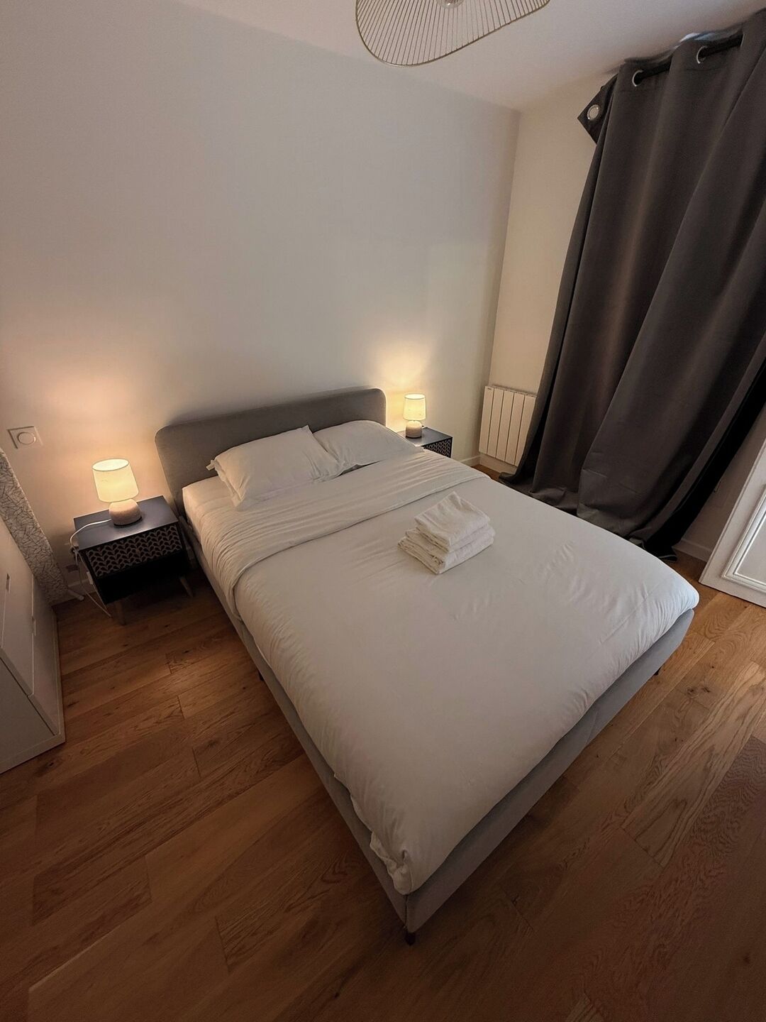 1 dormitorio, escritorio, tabla de planchar con plancha y cuna de viaje