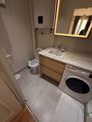 Sèche-cheveux, serviettes fournies