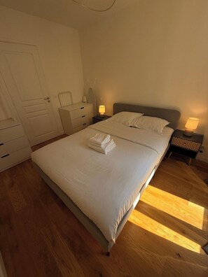 1 chambre, bureau, fer et planche Ă repasser, lit parapluie
