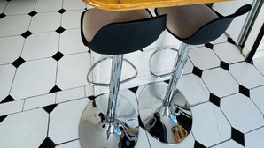 Een koffiezetapparaat/waterkoker, een koelkast, een oven, een kookplaat