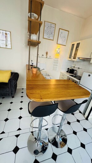 Fridge, oven, stovetop, coffee/tea maker - BnBNook - Stylish 2BR - Walk to Galeries Lafayette (Paris)