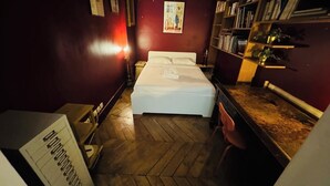 2 slaapkamers, een bureau, een strijkplank/strijkijzer, reisbedje