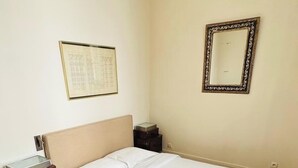 2 slaapkamers, een bureau, een strijkplank/strijkijzer, reisbedje
