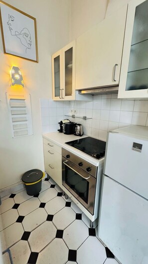 Réfrigérateur, four, plaque de cuisson, cafetière/bouilloire