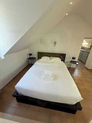 1 chambre, bureau, fer et planche à repasser, lit parapluie