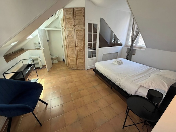 1 chambre, bureau, fer et planche à repasser, lit parapluie