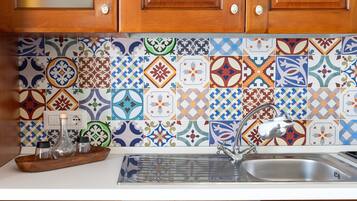 Frigorifero, forno, piano cottura, macchina per tè/caffè