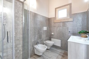 Douche, séchoir à cheveux, serviettes fournies