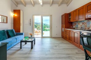 Interior - Apartment 'Borgo Del Mare 2' with Sea View, Private Terrace and Air Conditioning (Isola Rossa)
