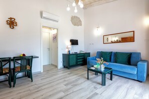 TV - Apartment 'Borgo Del Mare 2' with Sea View, Private Terrace and Air Conditioning (Isola Rossa)