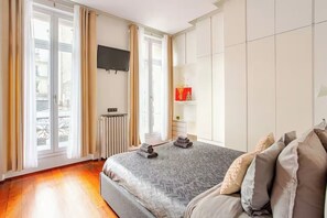 3 habitaciones, escritorio y tabla de planchar con plancha 