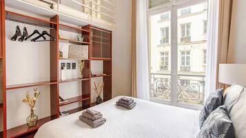 3 chambres, bureau, fer et planche à repasser, lit parapluie