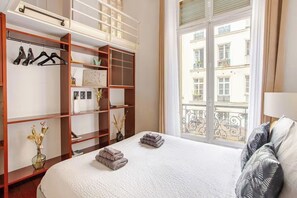 3 slaapkamers, een bureau, een strijkplank/strijkijzer, reisbedje