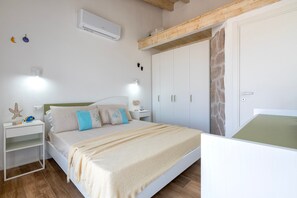1 bedroom, bed sheets - Apartment 'Borgo Del Mare 3' with Sea View, Private Terrace and Air Conditioning (Isola Rossa)
