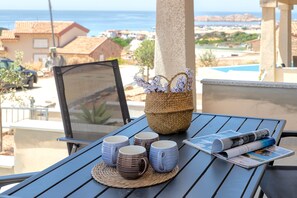 Outdoor dining - Apartment 'Borgo Del Mare 3' with Sea View, Private Terrace and Air Conditioning (Isola Rossa)