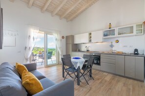 Interior - Apartment 'Borgo Del Mare 3' with Sea View, Private Terrace and Air Conditioning (Isola Rossa)