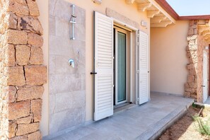 Property grounds - Apartment 'Borgo Del Mare 3' with Sea View, Private Terrace and Air Conditioning (Isola Rossa)