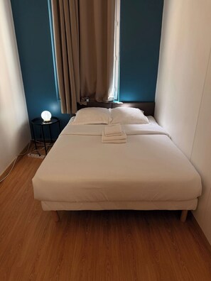 2 bedrooms, desk, iron/ironing board, travel crib
