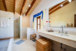 Shower, hair dryer, towels - Country House 'Siesta Del Sol' with Private Pool, Private Terrace and Wi-Fi (Manacor)