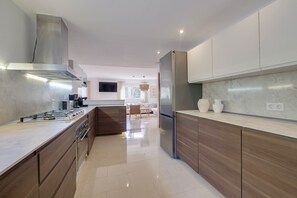 冰箱、微波炉、烤箱、炉灶