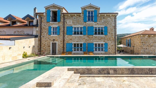 A stone building with blue shutters, a swimming pool, and a patio area. - Nice home in Mundanije with outdoor swimming pool (Mundanije)