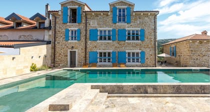 Luxurious home in Mundanije with WiFi