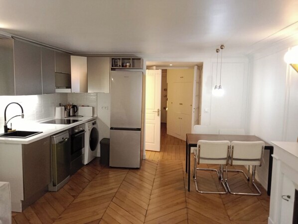 Fridge, oven, stovetop, dishwasher