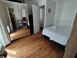 2 makuuhuonetta, työpöytä, silitysrauta/-lauta, vauvan matkasänky